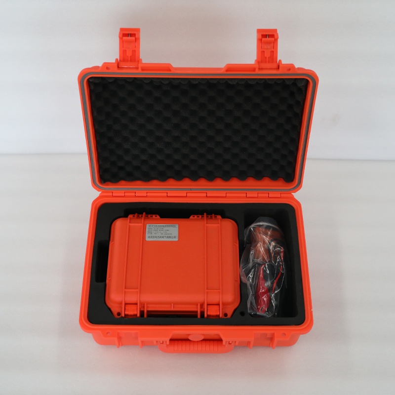 多次脈沖電纜故障測試儀實(shí)物圖